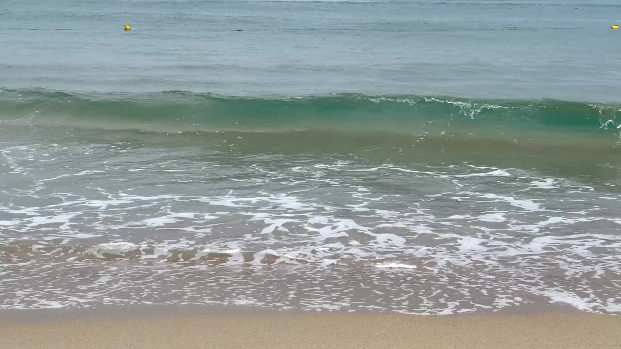 海滩上的海浪特写视频下载