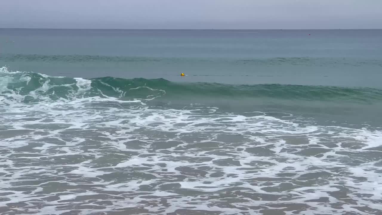 海滩上的海浪特写视频素材