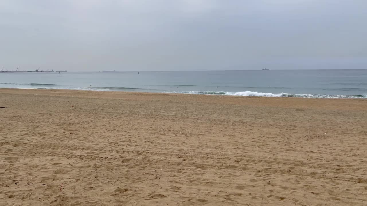 下雨天的海滩和大海视频下载