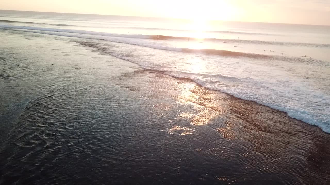 苏鲁班海滩/巴厘岛，印度尼西亚视频素材