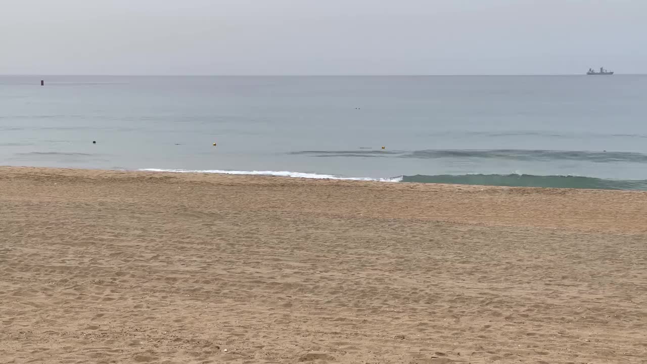 下雨天的海滩和大海视频下载