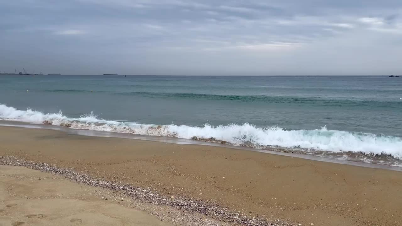 海滩上的波浪视频素材