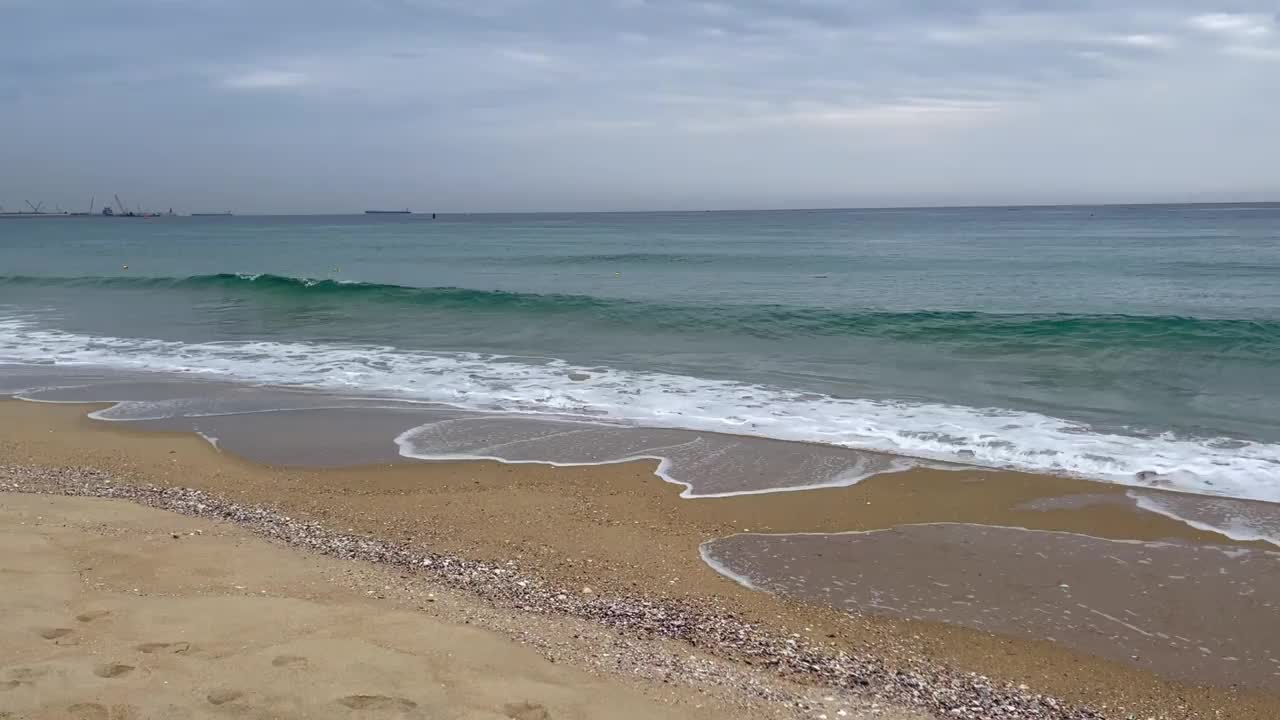 海滩上的波浪视频素材