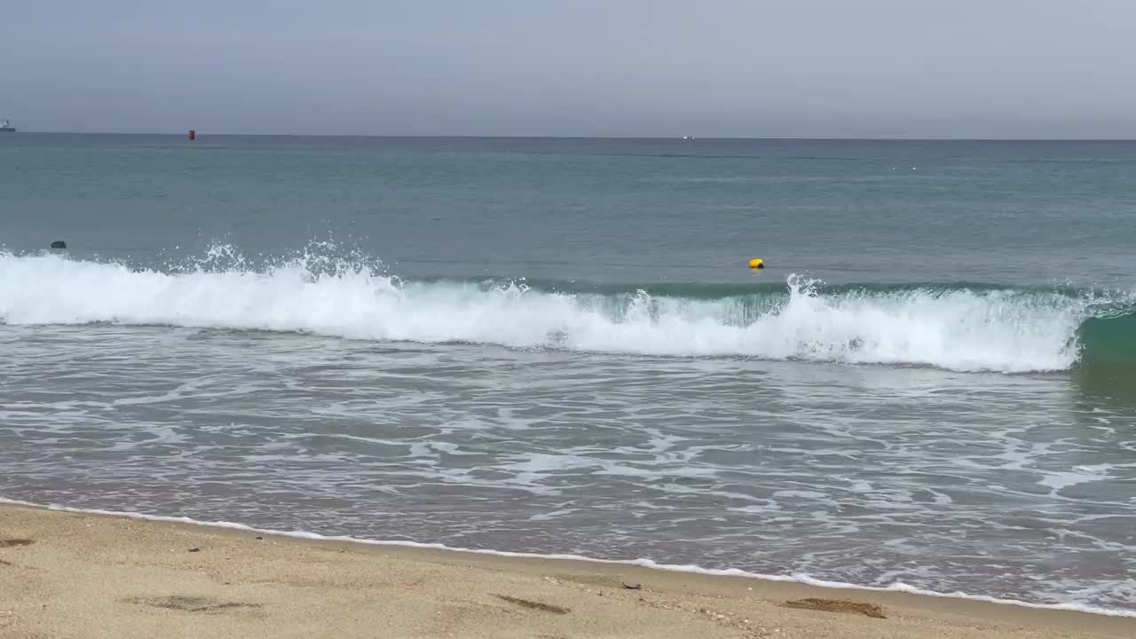 海滩上的波浪特写视频下载