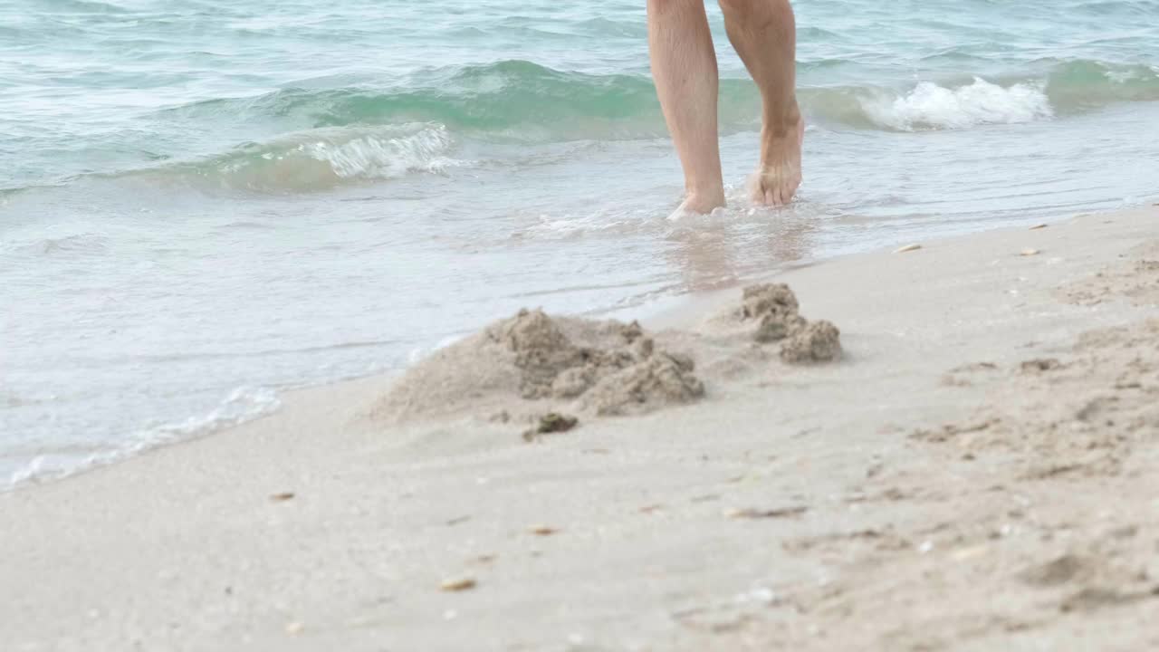 光着脚的人在海滩和海水上行走。暑假，假期，家庭旅行。温暖国家旅游视频素材