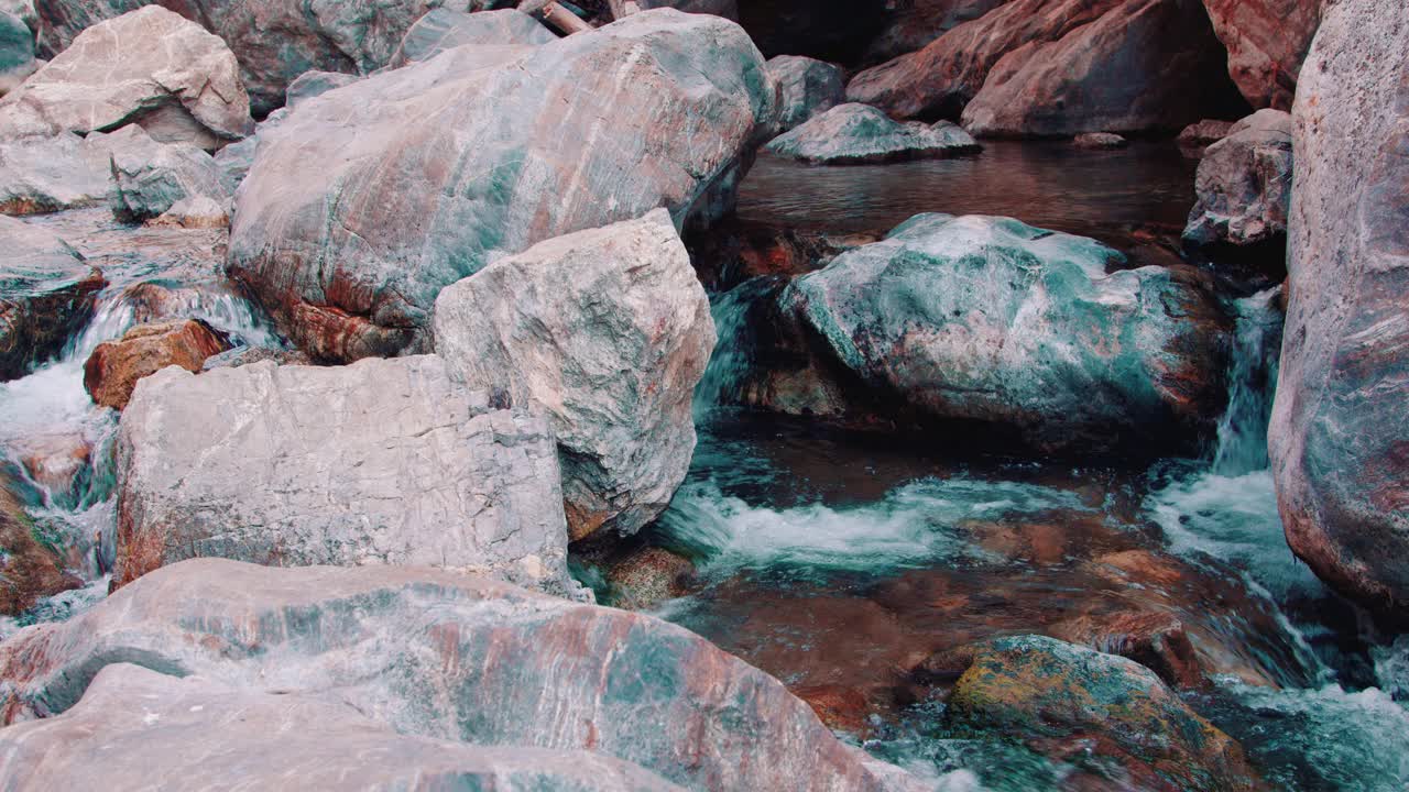 放松的高山河流。
地点:加州大苏尔。
概念:放松的自然，户外，风景，徒步旅行。
4K ProRes HQ 10位视频素材