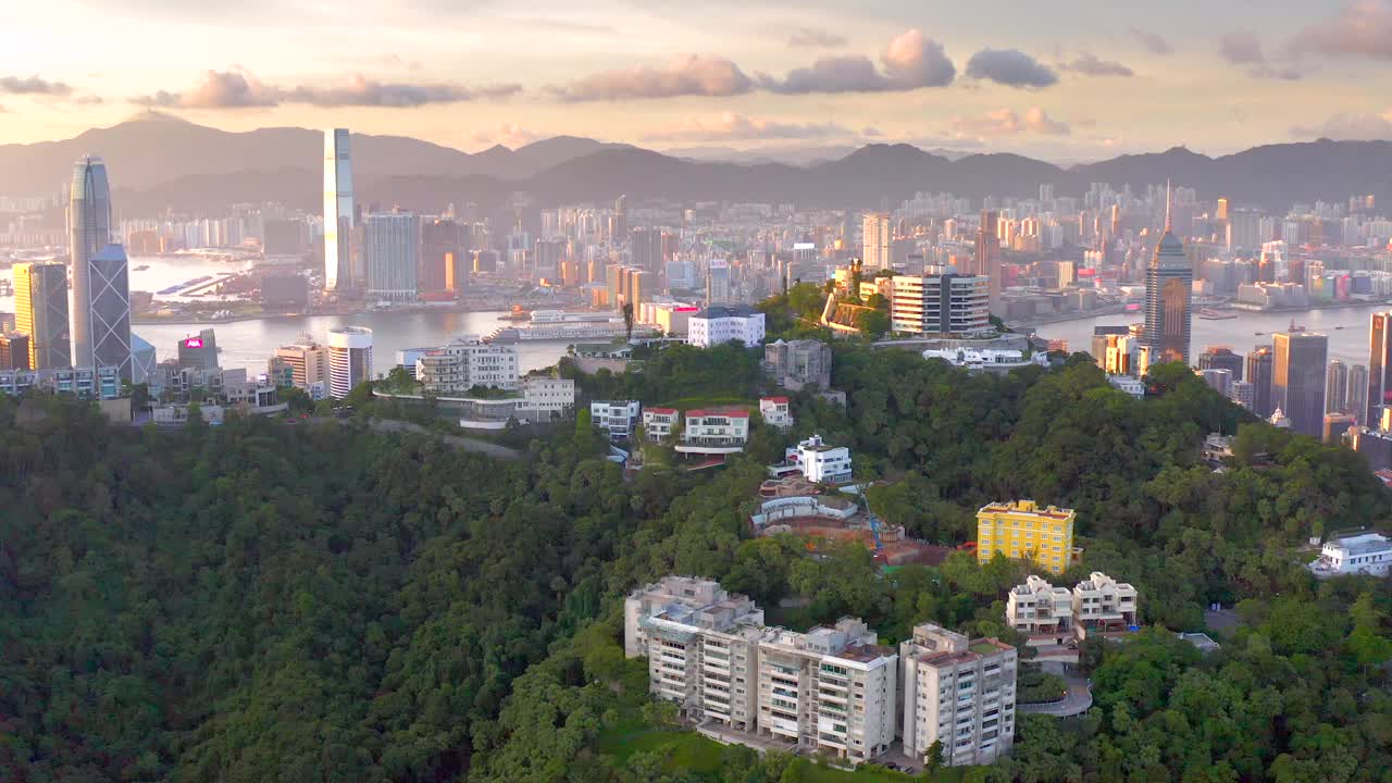 令人惊叹的维多利亚港航拍片段，香港，在傍晚日落视频素材