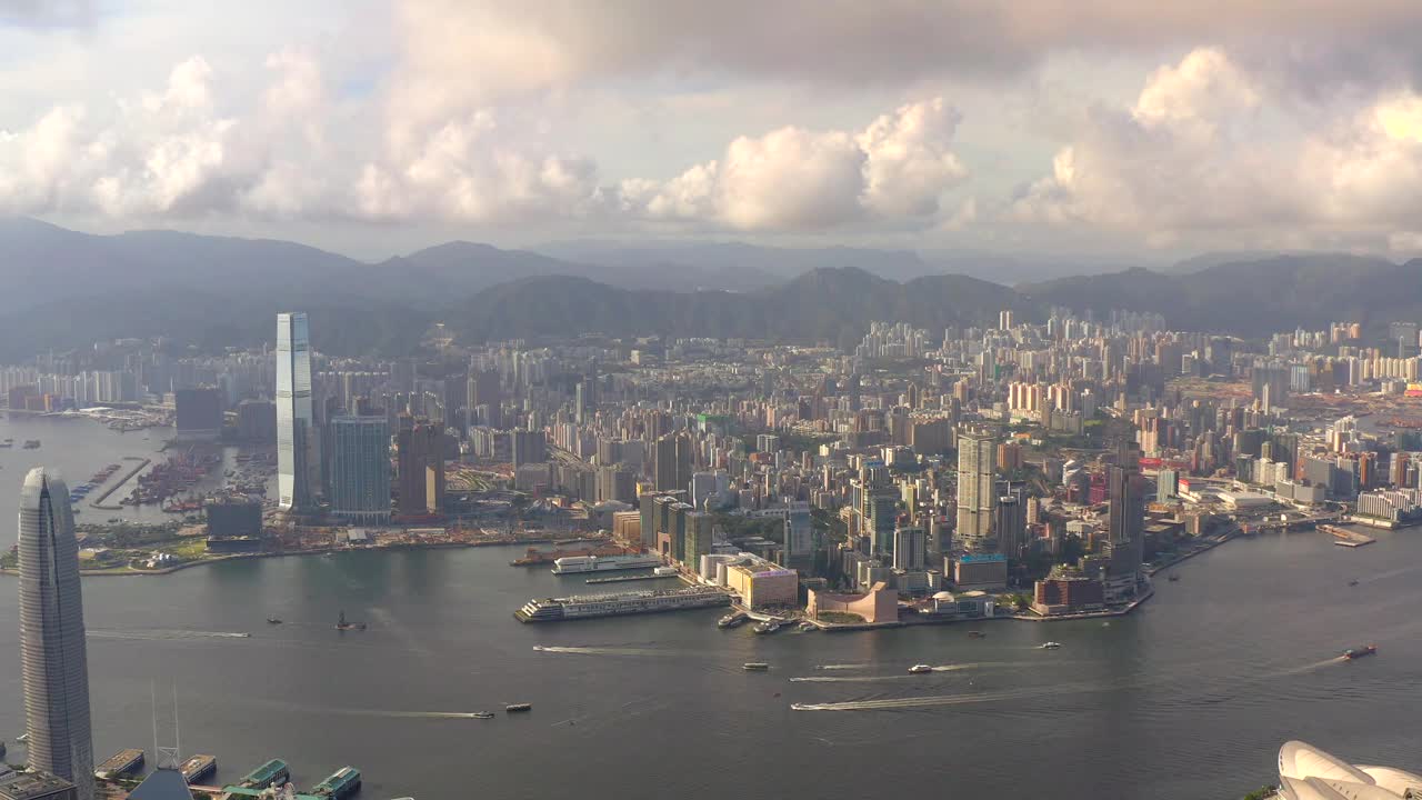 令人惊叹的维多利亚港航拍片段，香港，在傍晚日落视频素材