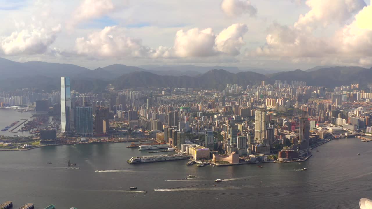 令人惊叹的维多利亚港航拍片段，香港，在傍晚日落视频素材