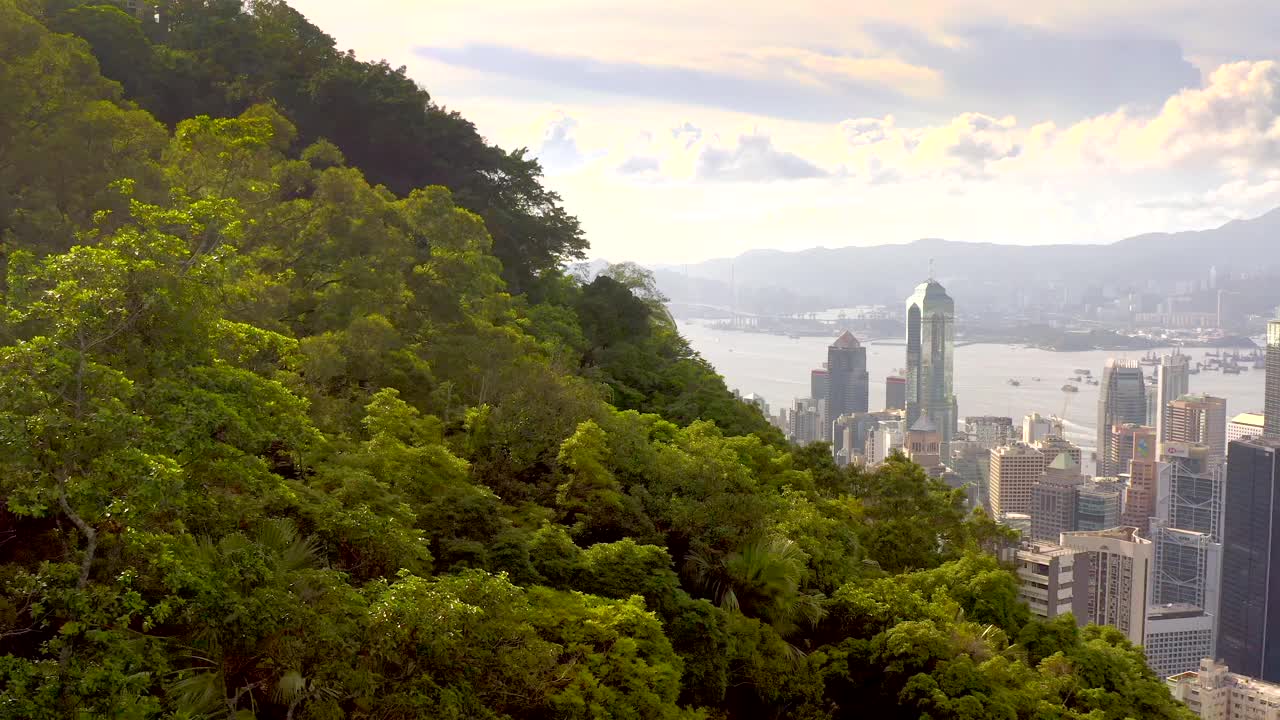 令人惊叹的维多利亚港航拍片段，香港，在傍晚日落视频素材