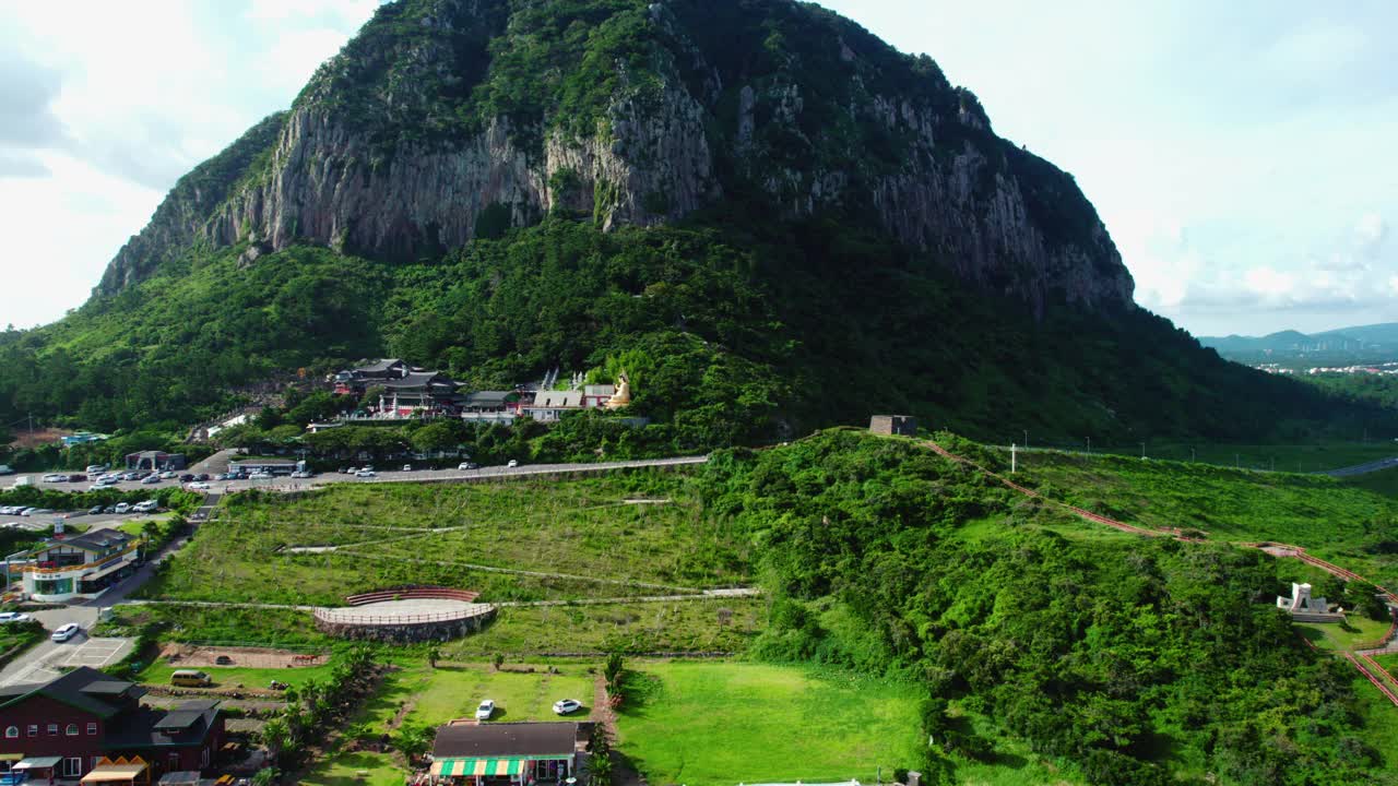 韩国济州岛西归浦市山房山寺和宝门寺的风景视频素材