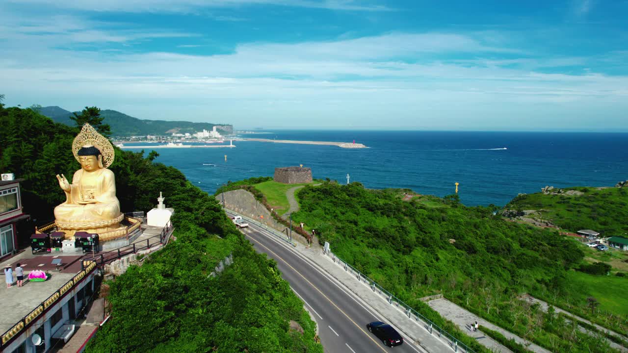 韩国济州岛西归浦市山房山沿岸公路上行驶的汽车视频素材