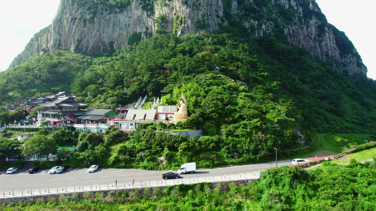 韩国济州岛西归浦市山房山寺和宝门寺的风景视频素材