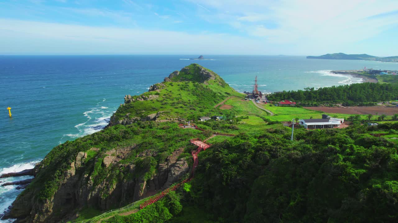 韩国，济州岛，西归浦，龙美里海滩和亨济盐岛附近的村庄风景视频素材