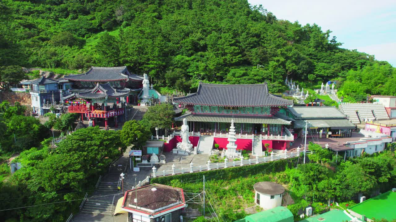 韩国济州岛西归浦市山房山寺和宝门寺的风景视频素材