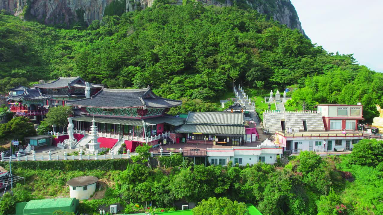 韩国济州岛西归浦市山房山寺和宝门寺的风景视频素材