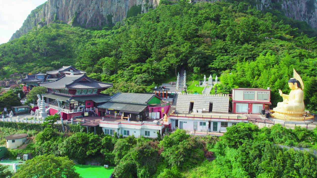 韩国济州岛西归浦市山房山寺和宝门寺的风景视频素材