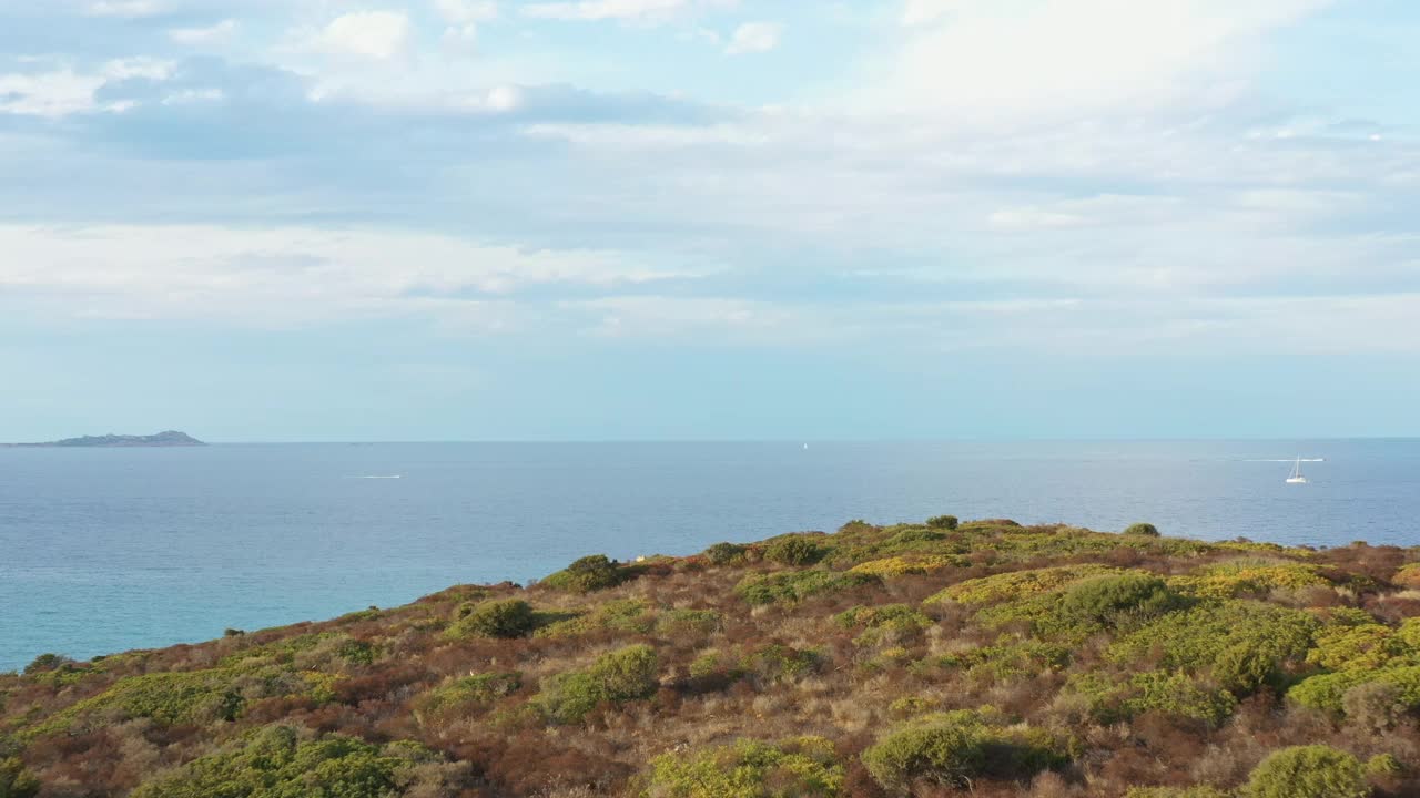 从上面看，令人惊叹的鸟瞰绿色海岸线沐浴在平静的大海。意大利撒丁岛的费加里卡波。视频素材