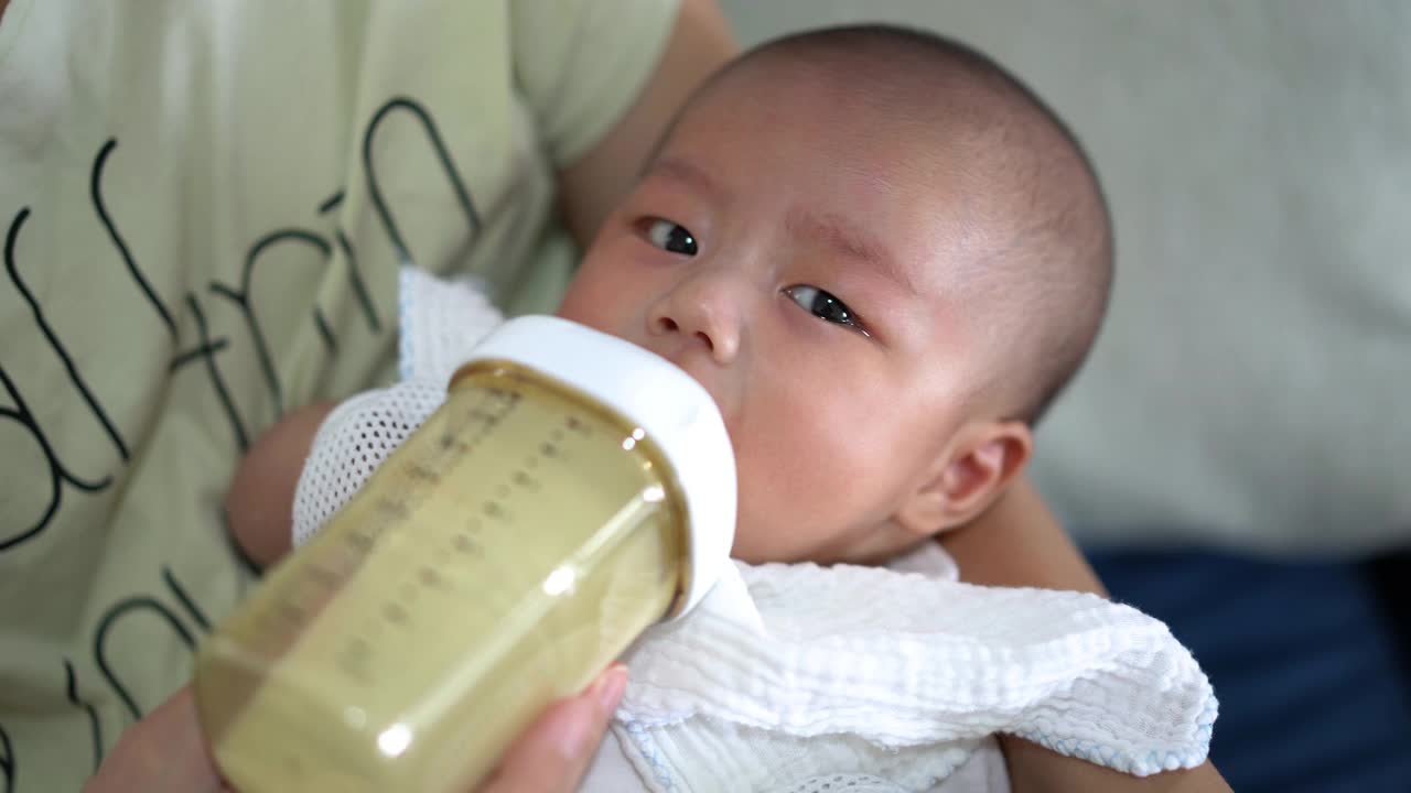 婴儿用奶瓶喝牛奶视频素材