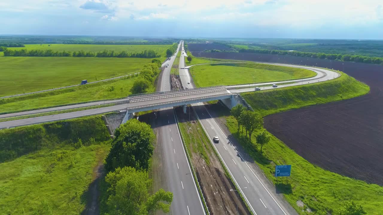 在天气好的时候，大马路上可以看到汽车。汽车沿着城外的高速公路行驶。公路上的运输交汇处。视频素材