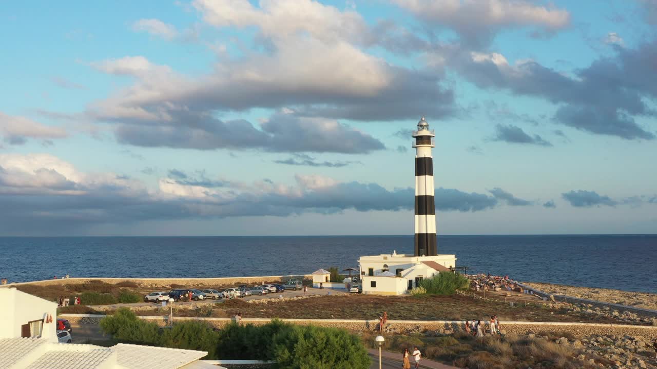 无人机视野的Cap d’artrutx灯塔，Menorca的海岸景观视频素材