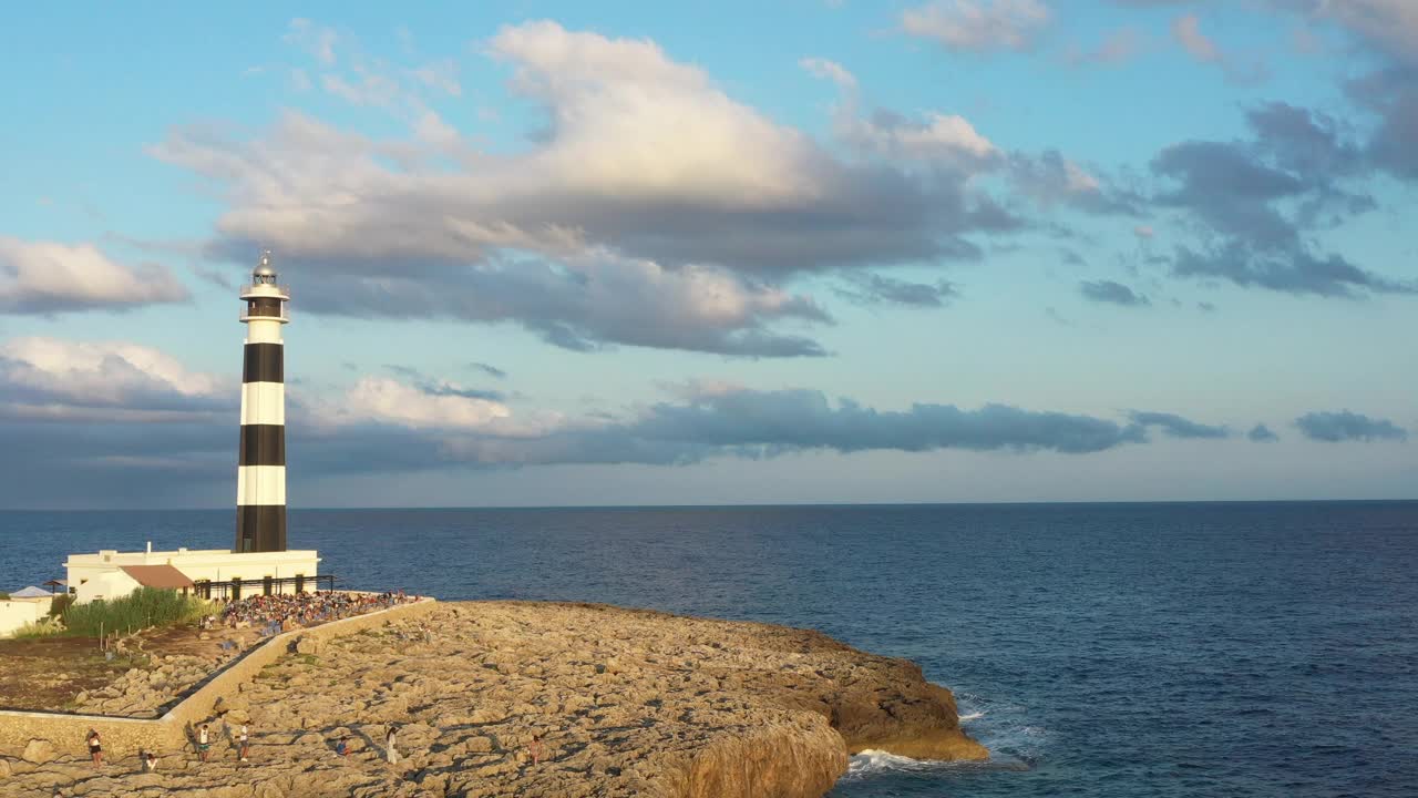 无人机视野的Cap d’artrutx灯塔，Menorca的海岸景观视频素材