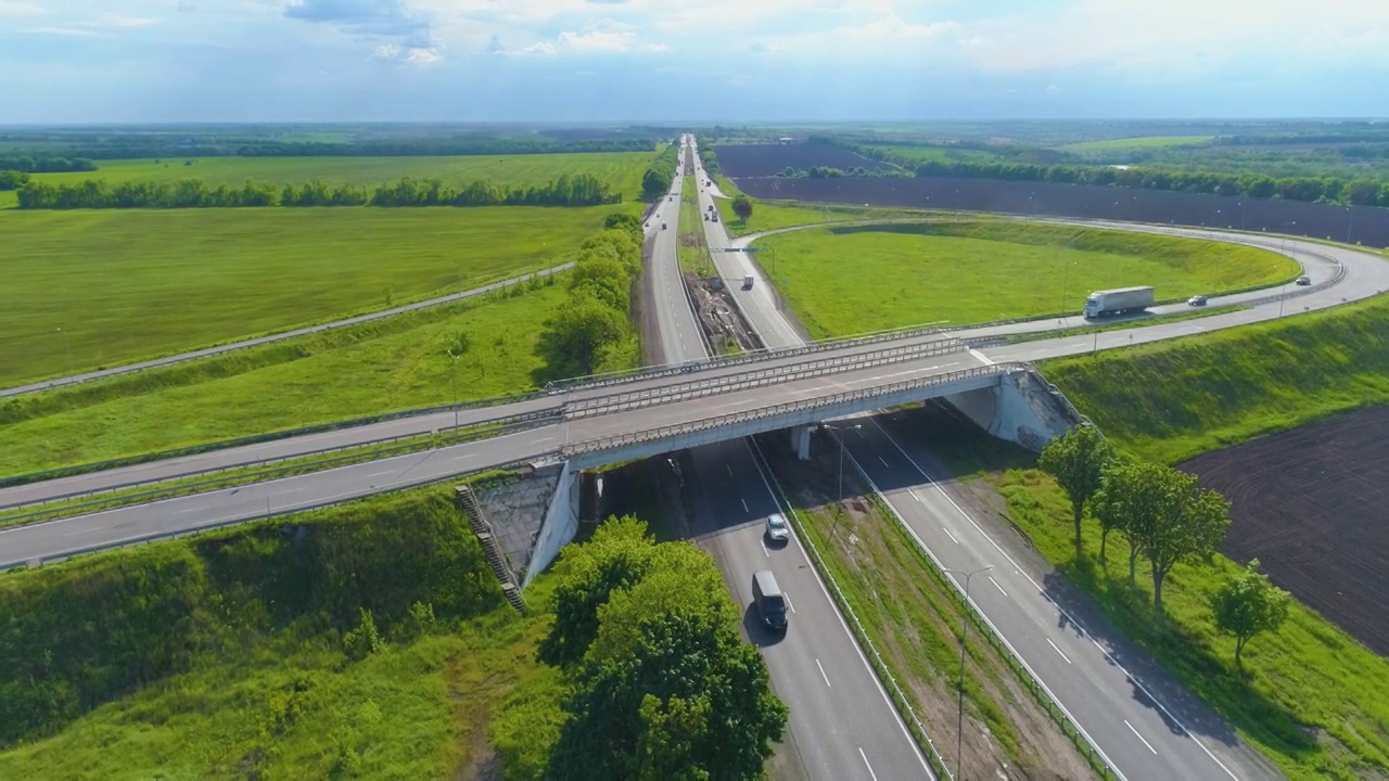 道路与汽车顶视图。城外有高速公路，路边有田野视频素材