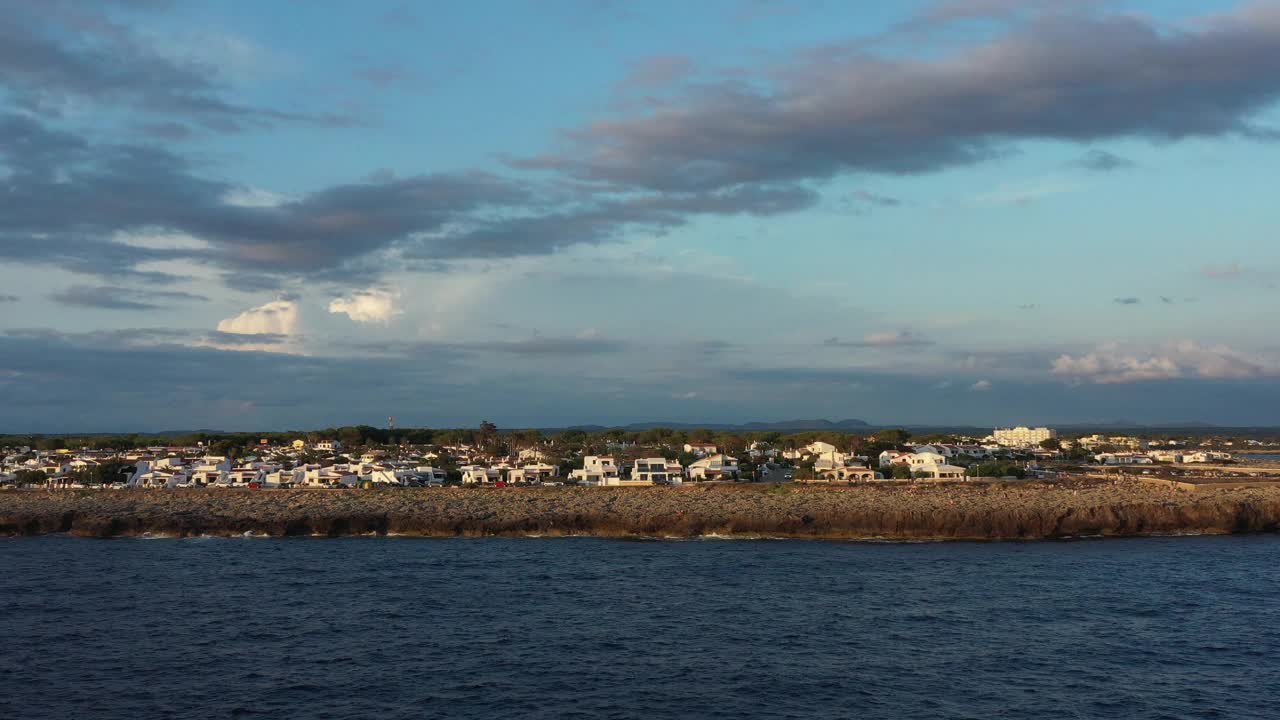 无人机视野的Cap d’artrutx灯塔，Menorca的海岸景观视频素材