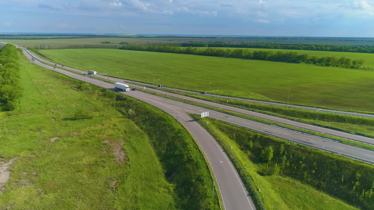 道路与汽车顶视图。城外有高速公路，路边有田野视频素材