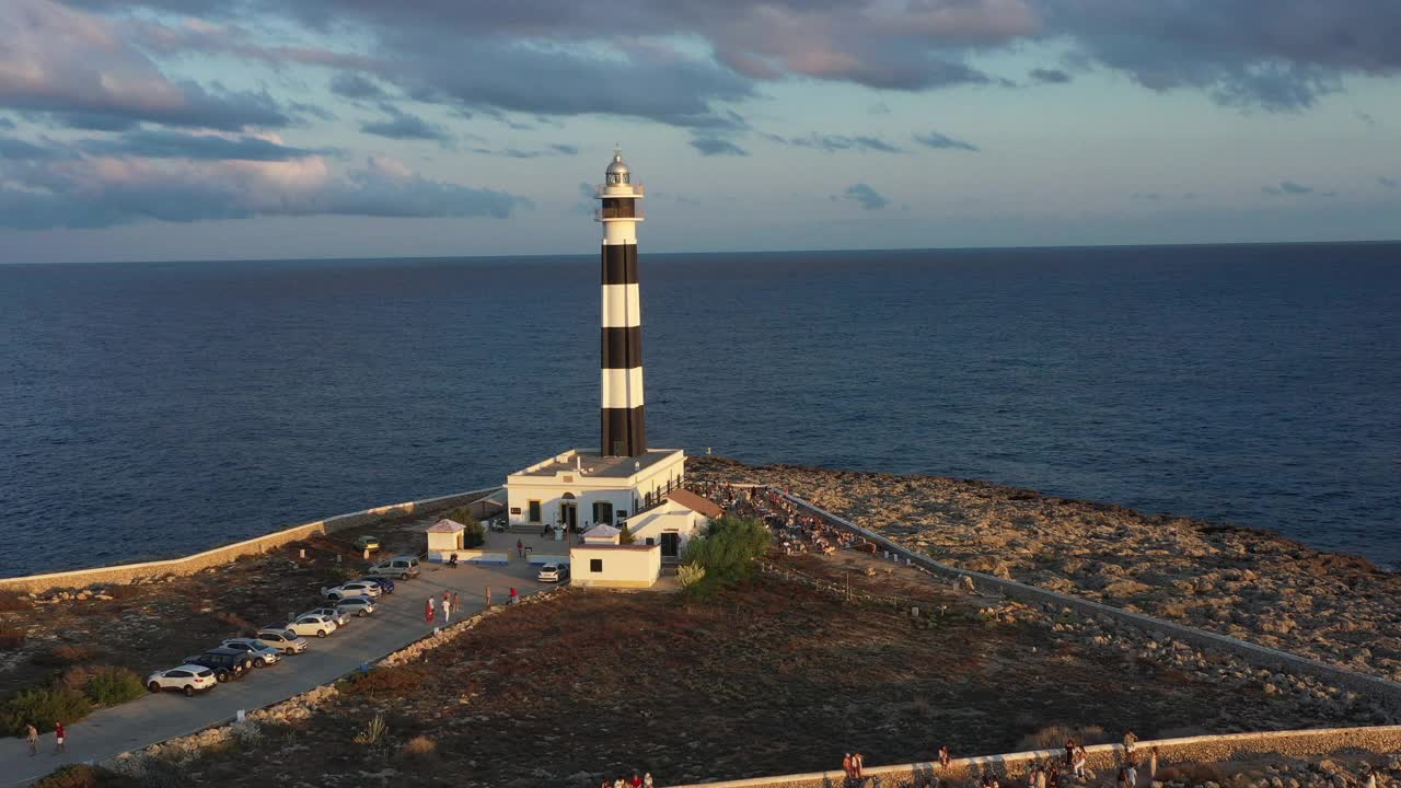 无人机视野的Cap d’artrutx灯塔，Menorca的海岸景观视频素材