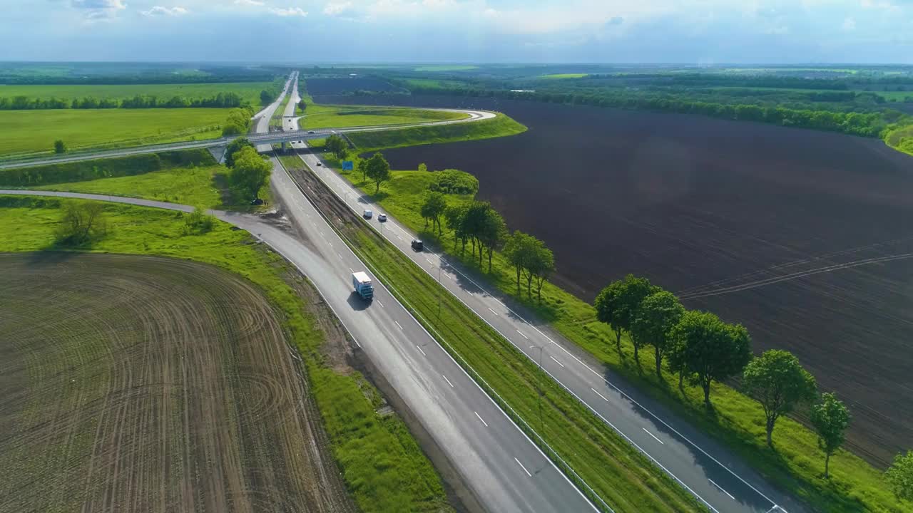 沿着道路行驶的汽车顶视图。现代公路俯视图。汽车沿着现代化的高速公路行驶。视频素材