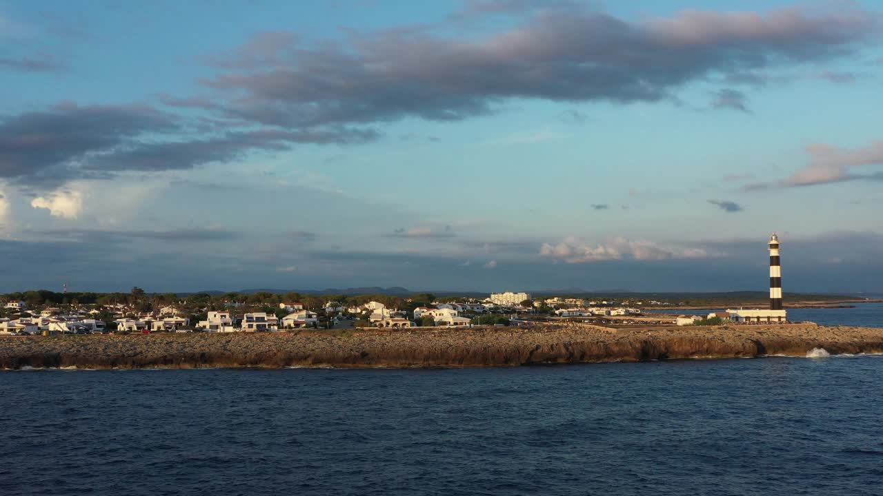 无人机视野的Cap d’artrutx灯塔，Menorca的海岸景观视频素材