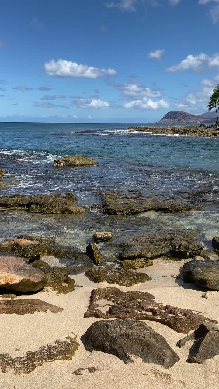 瓦胡岛泻湖的岩石海岸线视频素材