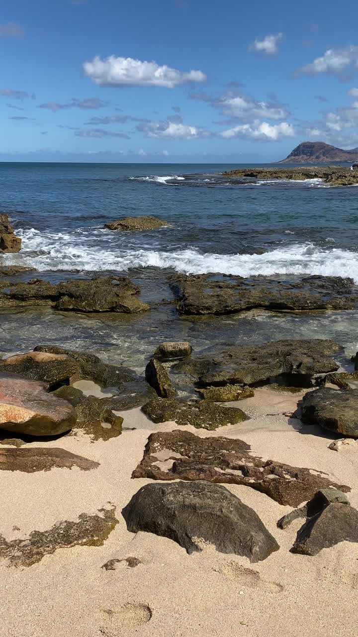 瓦胡岛泻湖的岩石海岸线视频素材