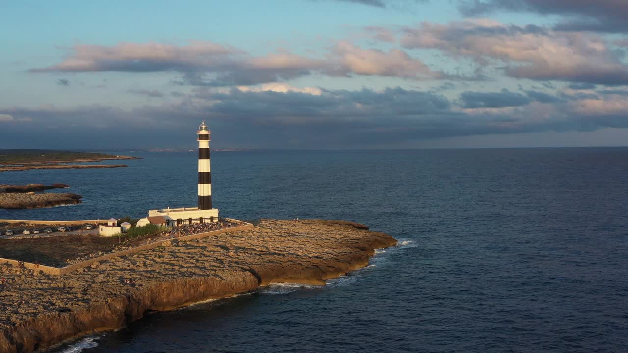 无人机视野的Cap d’artrutx灯塔，Menorca的海岸景观视频素材