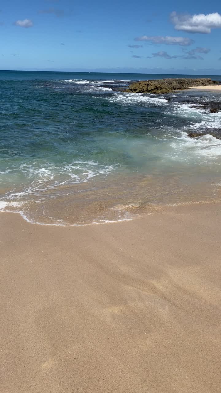 瓦胡岛泻湖的岩石海岸线视频素材