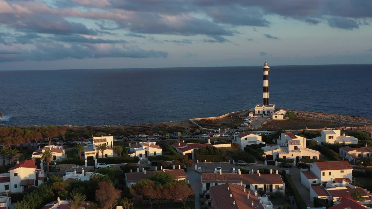 无人机视野的Cap d’artrutx灯塔，Menorca的海岸景观视频素材