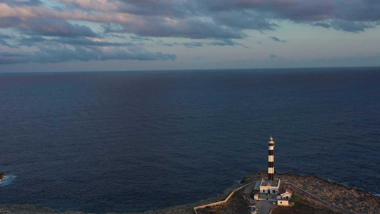 无人机视野的Cap d’artrutx灯塔，Menorca的海岸景观视频素材