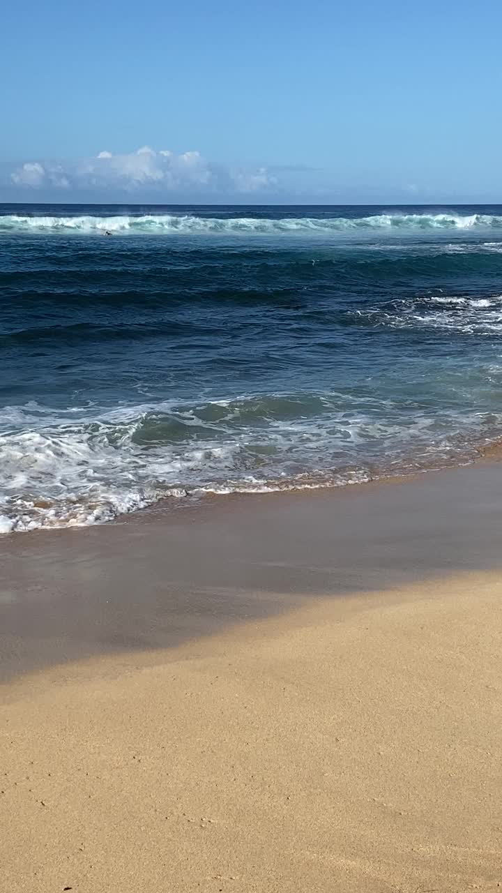 海浪拍打着考艾岛的海滩视频素材