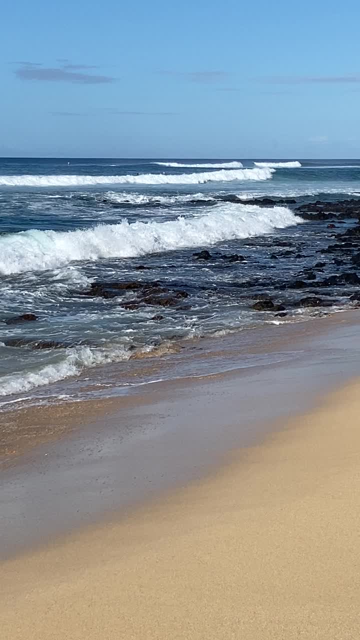 海浪拍打着考艾岛的海滩视频素材