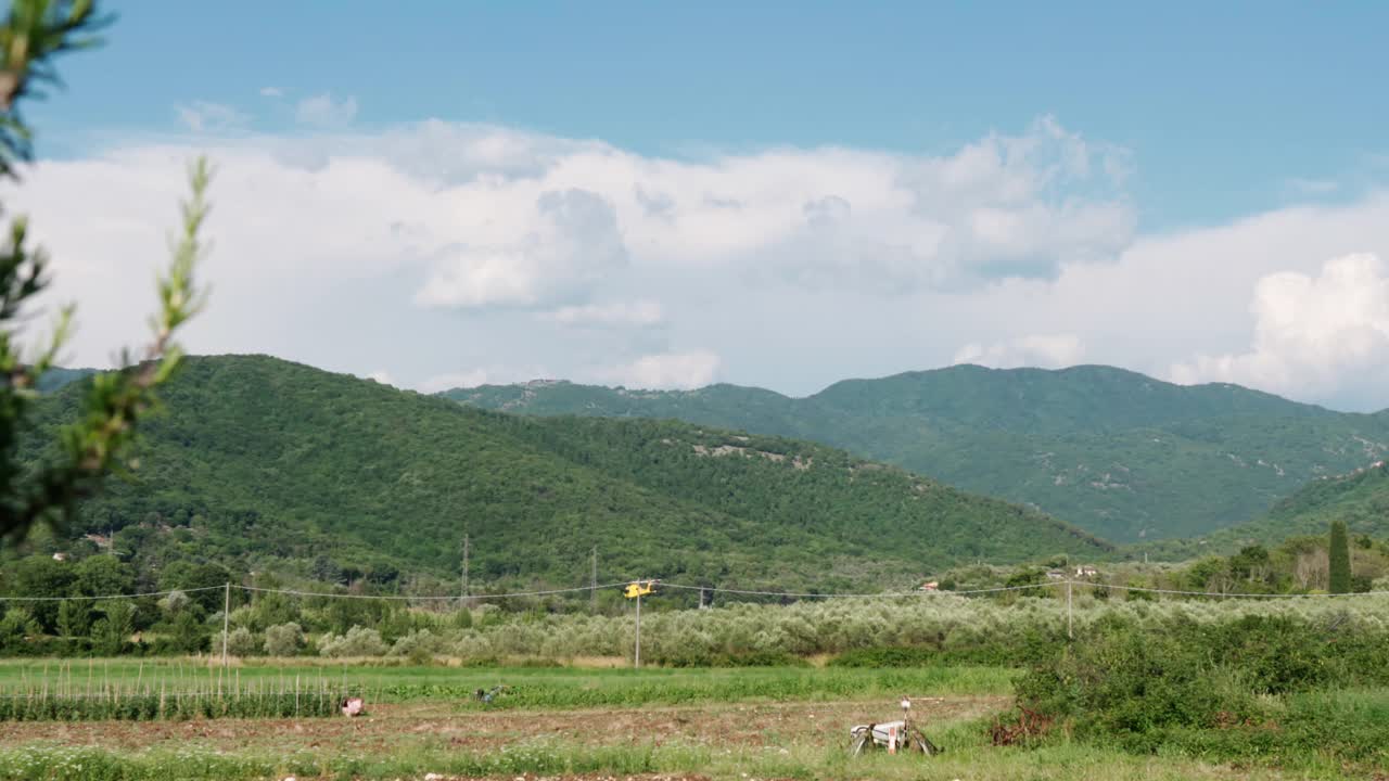 黄色救援直升机与紧急机组人员起飞在山区进行救援行动，空军搜寻在山区失踪和受伤的人。医疗和视频素材