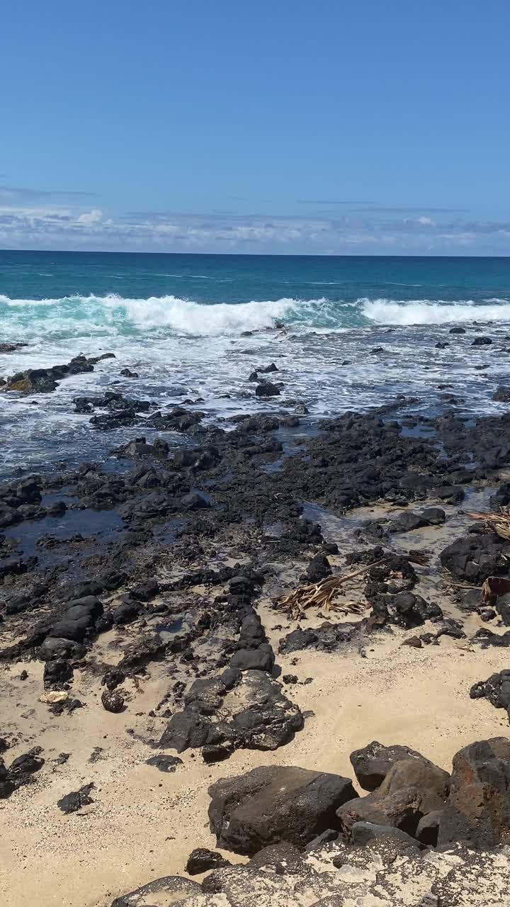 考艾岛海滩的岩石海岸线视频素材