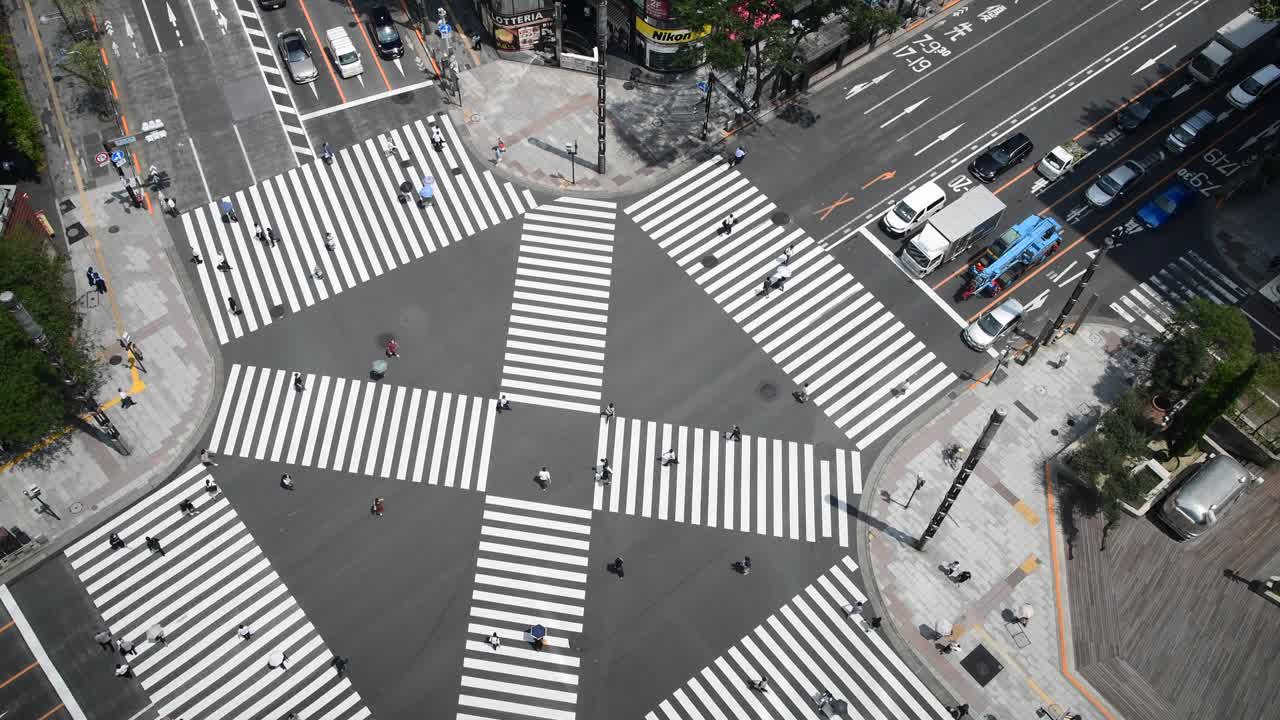 日本，东京，银座- 2020年8月7日-鸟瞰图，银座十字路口的交通，车辆在绿灯后缓慢移动。银座是著名的旅游景点。商务区和名牌商店就在那里。视频下载