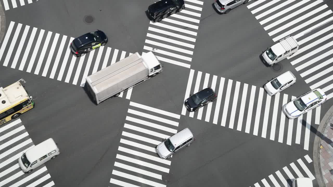 日本，东京，银座- 2020年8月7日-鸟瞰图，银座十字路口的交通，车辆在绿灯后缓慢移动。银座是著名的旅游景点。商务区和名牌商店就在那里。视频下载