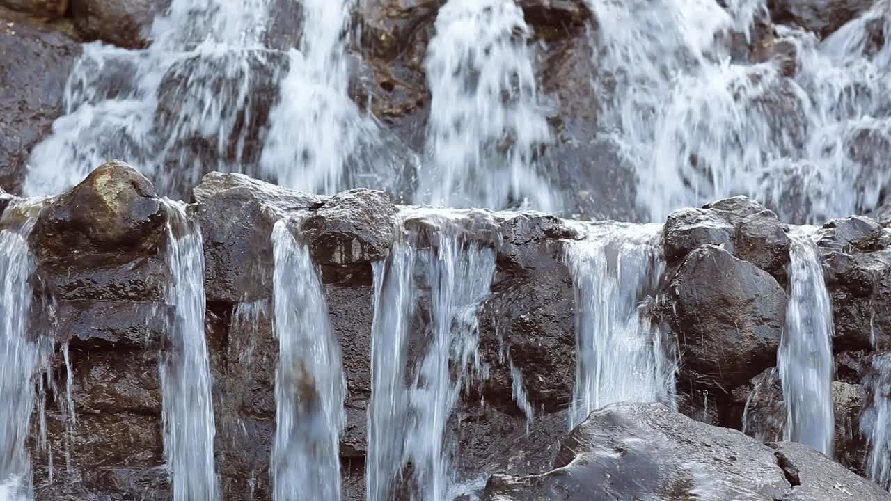 从石头间流过的水叫做瀑布。视频素材