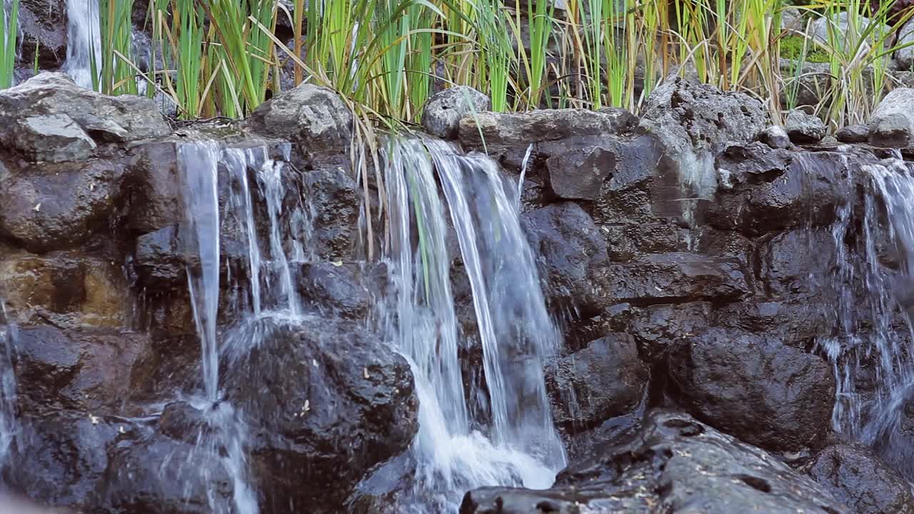 从石头间流过的水叫做瀑布。视频素材