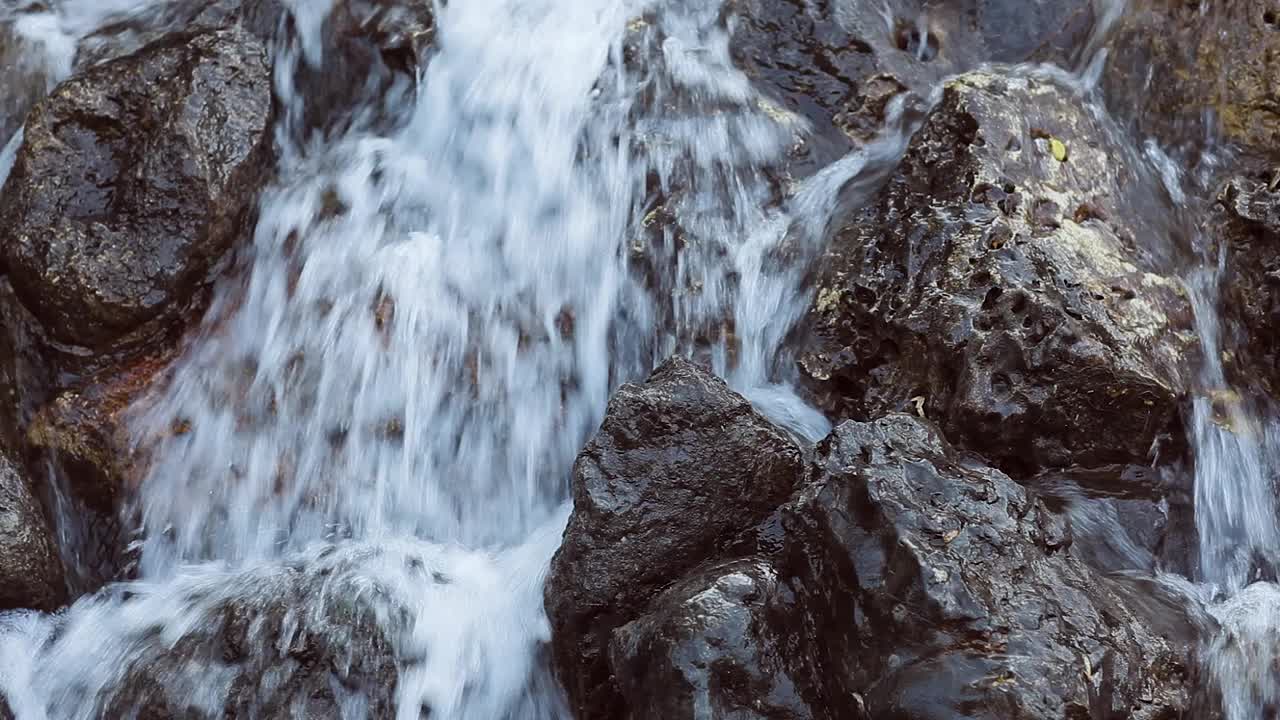 从石头间流过的水叫做瀑布。视频素材