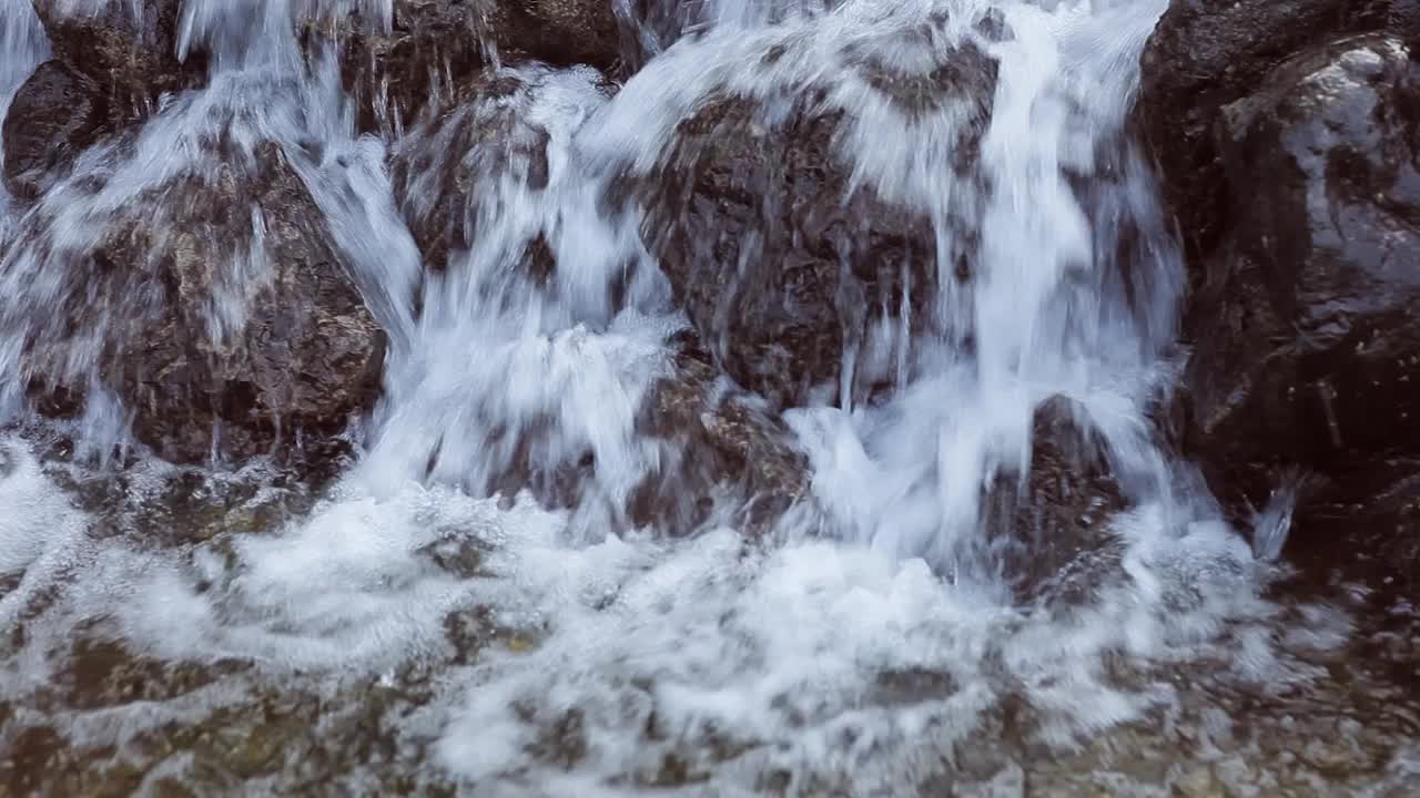 从石头间流过的水叫做瀑布。视频素材