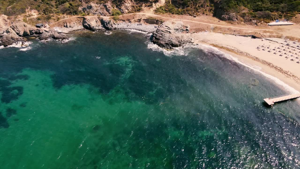 空中拍摄的海滩海浪撞击视频素材