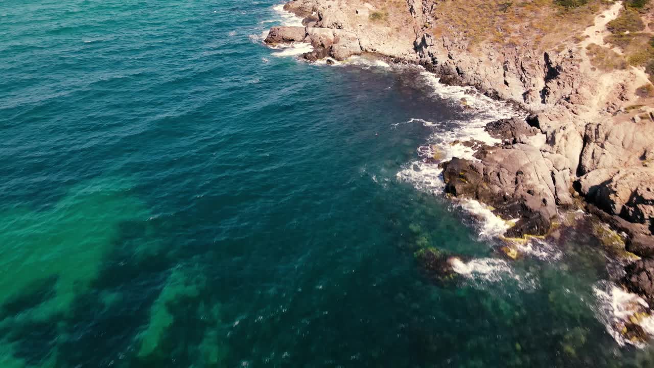 无人机拍摄的海浪撞击悬崖的景象视频素材